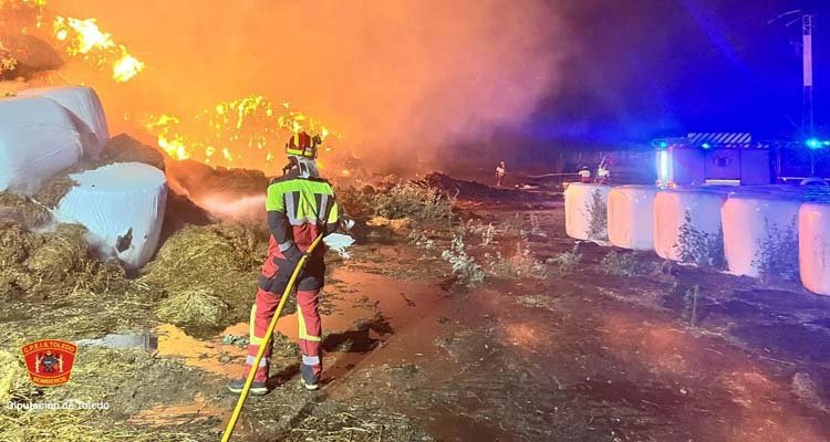 Trabajan toda la noche para extinguir un fuego en una explotación ganadera de Bargas