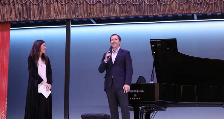 El alcalde, Carlos Velázquez, y Lourdes Sánchez, en representación del Teatro Real, se dirigieron a todos los presentes