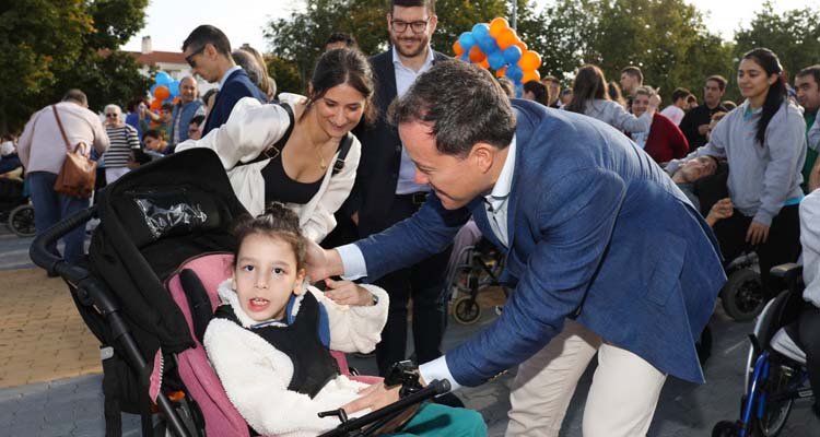 El alcalde, Carlos Velázquez, ha compartido la fiesta con los usuarios de Apace Toledo