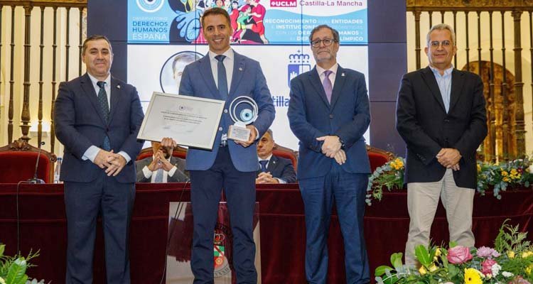 Carlos Alberto Yuste, director general de Juventud y Deportes ha recogido el premio de la Junta de Comunidades