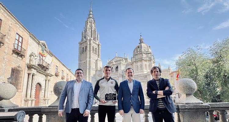 El alcalde de Toledo entrega a Lucas Búa su premio Talento Joven