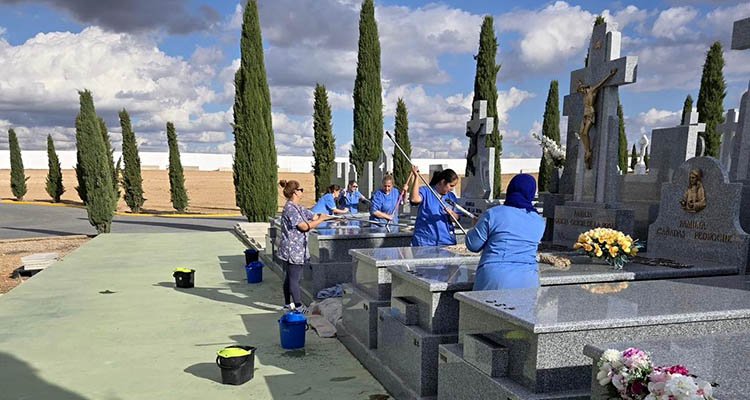 El Ayuntamiento de Noblejas vuelve a limpiar todas las tumbas del cementerio ante el 1-N