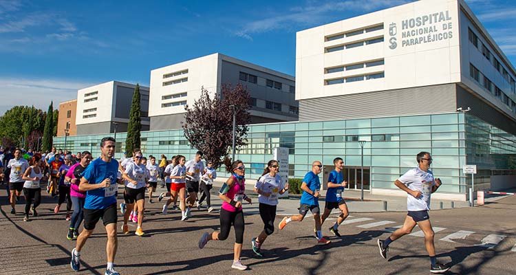 Más de 800 personas dan vida a la carrera del 50 aniversario del Hospital de Parapléjicos