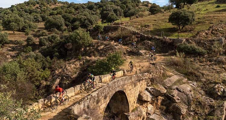 La XI Jarra y Pedal volvió a inundar de color y buen rollo la Sierra de San Vicente