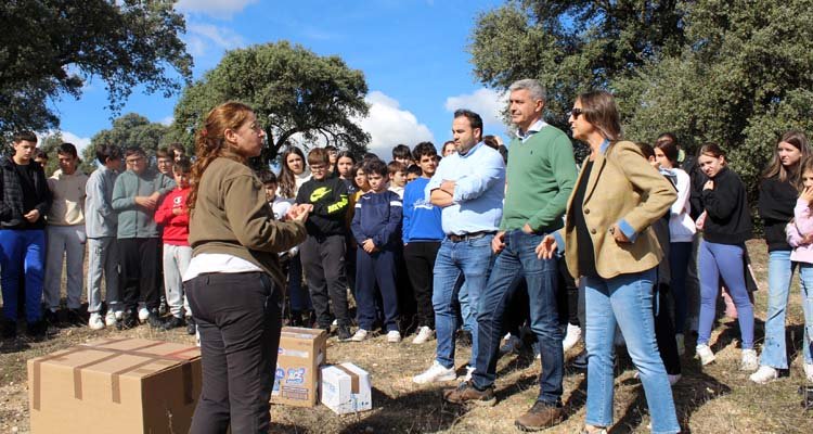 Pilar Cervera, bióloga del CERI de Sevilleja, ha dado cuenta a los presentes de las vicisitudes de cada una de las rapaces liberadas