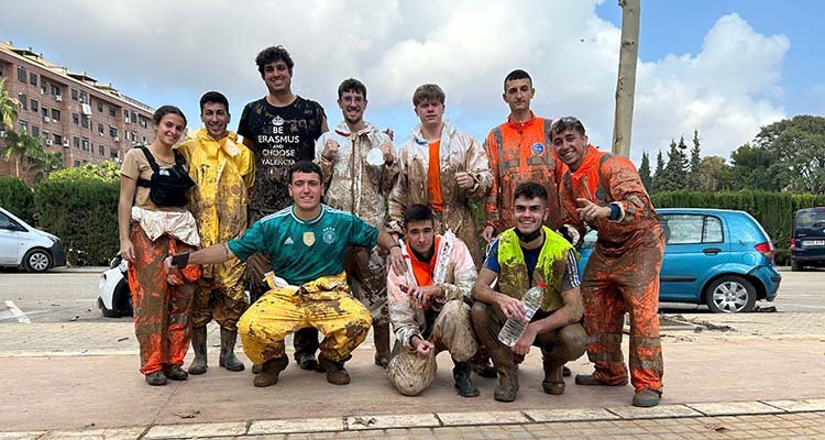 Universitarios de Toledo se pringan para ayudar a los afectados por la Dana