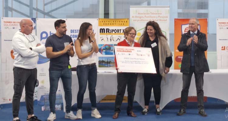 María Bonilla, presidenta de Atafes, recogió el simbólico cheque con lo recaudado por el torneo