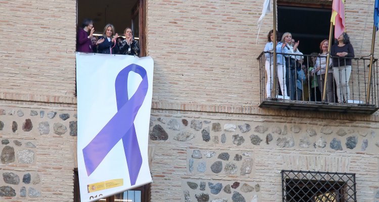 El lazo morado contra la violencia machista ya luce en la Delegación del Gobierno