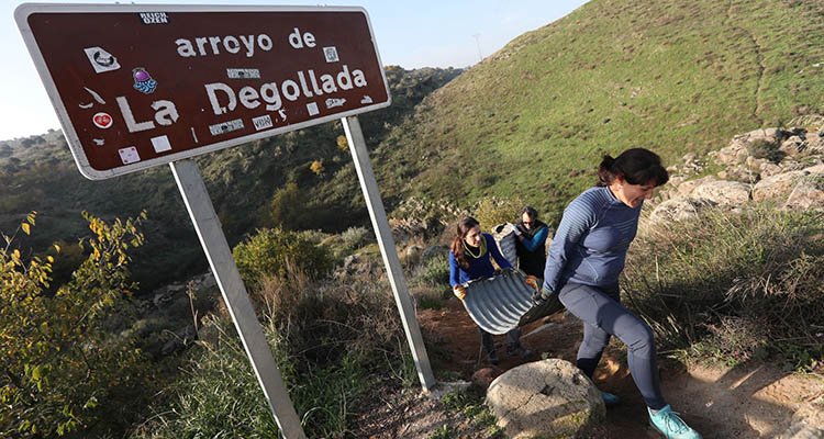 Retiran más de una tonelada de chapas del arroyo de la Degollada de Toledo