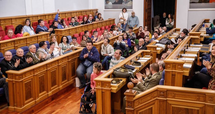 Guardan recuerdos y mensajes en la cápsula del tiempo en el pleno de las Cortes