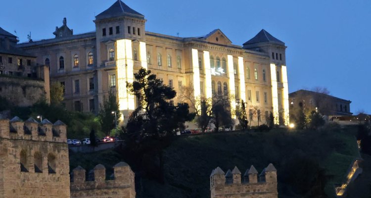 El edificio de la Diputación de Toledo se ilumina para la Navidad por primera vez en su historia