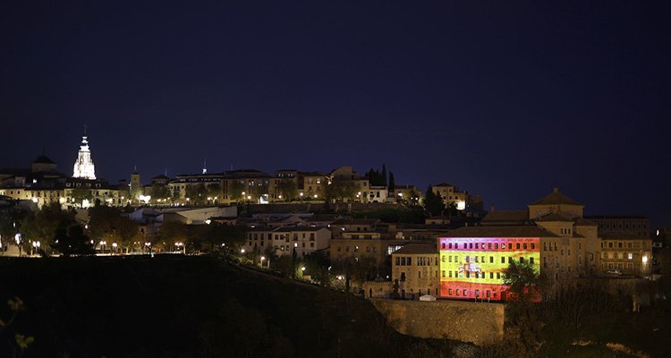 Las Cortes de Castilla-La Mancha se iluminan por el Día de la Constitución