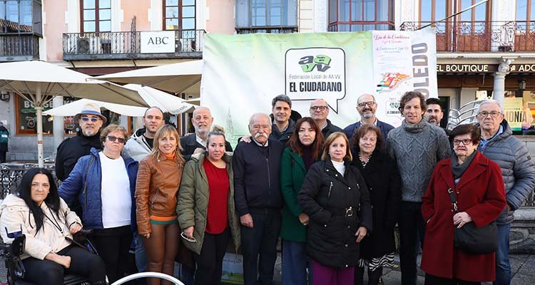 Decenas de toledanos leen la Carta Magna para celebrar el Día de la Constitución