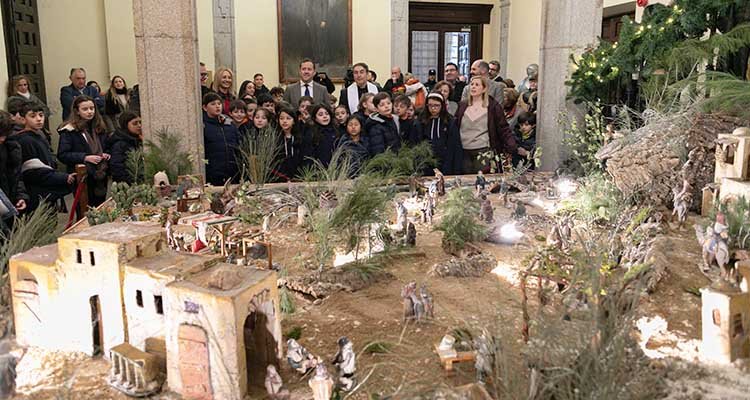 Velázquez inaugura el belén del ayuntamiento de Toledo