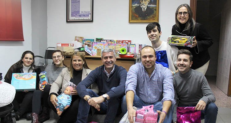 El tradicional vino navideño del PSOE de Talavera dio sorbos solidarios