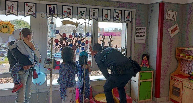 Agentes de la Policía Local de Talavera visitan a los niños ingresados en el hospital