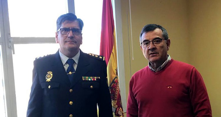 Devia recibe al nuevo comisario de la Policía Nacional en Talavera