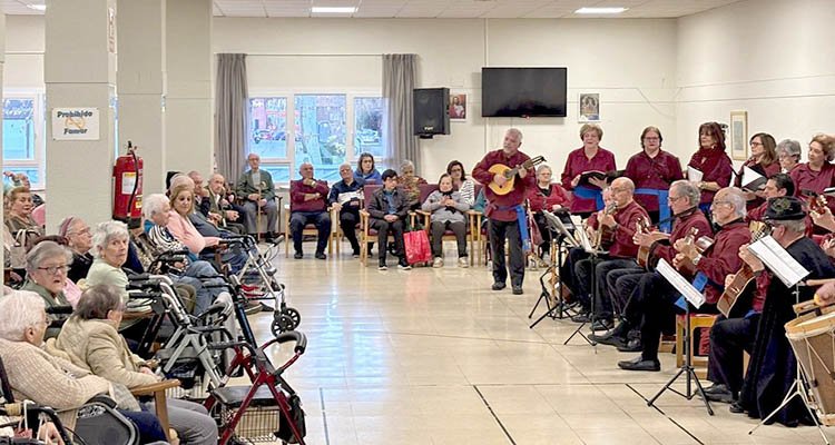 La Parranda Castellana ameniza la Navidad en la residencia del Prado de Talavera