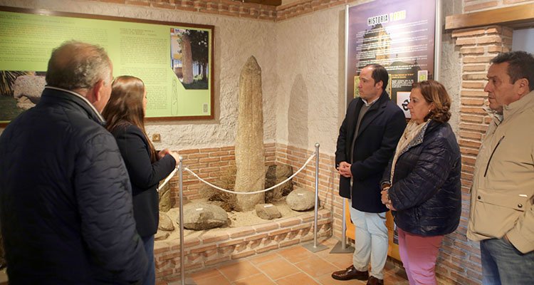 Cedillo conoce el Punto de Información Turística de Castillo de Bayuela